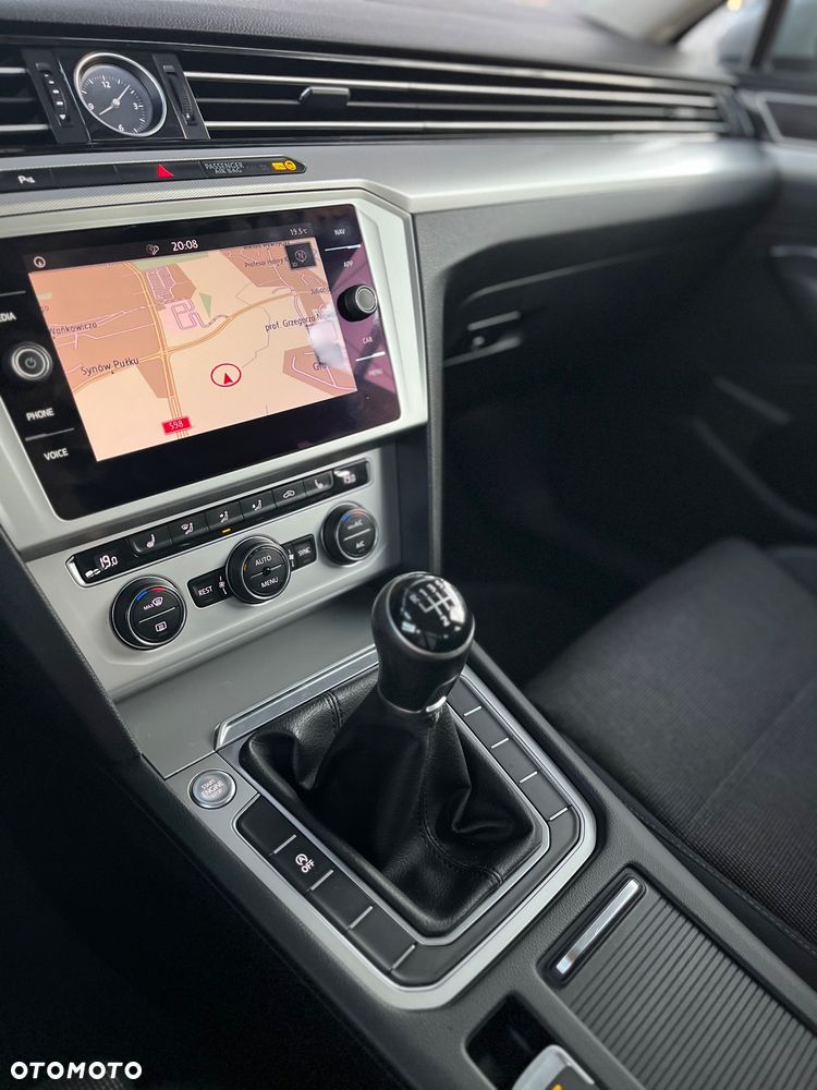 Volkswagen Passat 2.0 TDI SCR Comfortline - 24