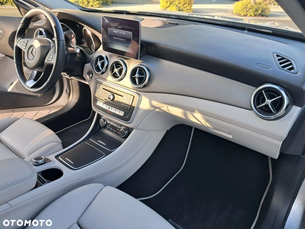 Mercedes-Benz GLA 180 7G-DCT - 17