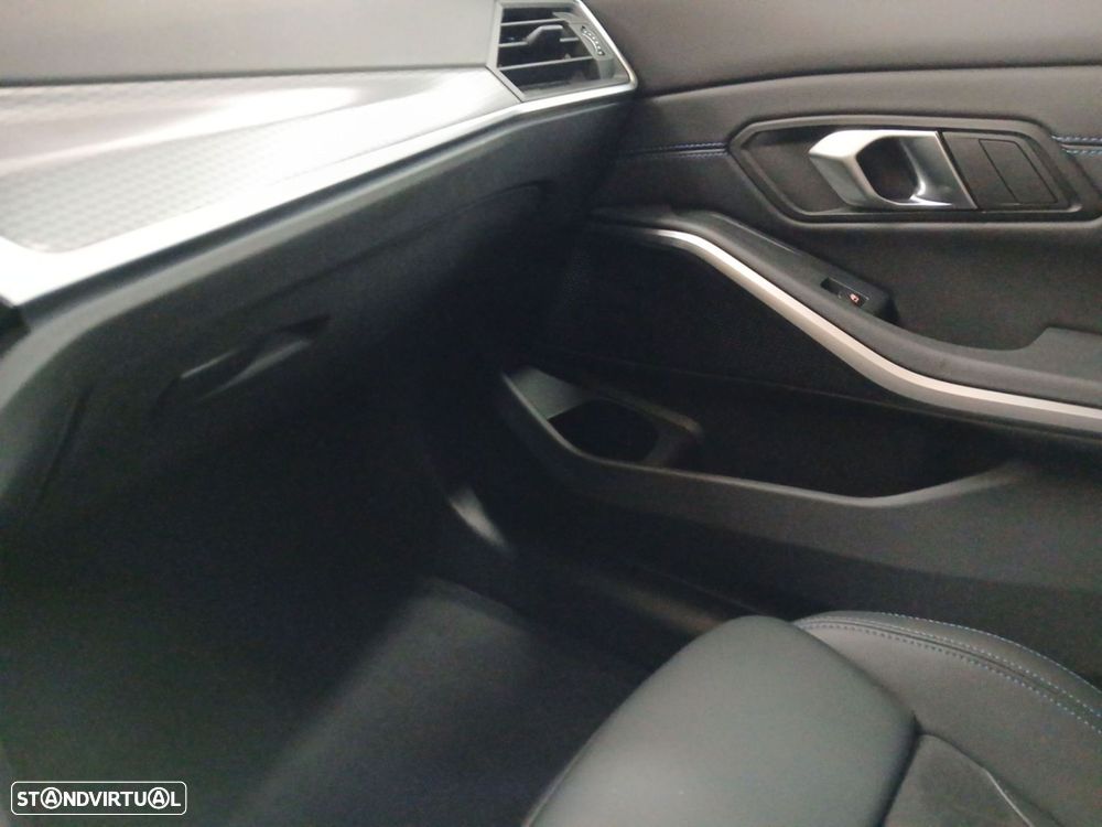 BMW 320 e Pack Desportivo M Auto - 26