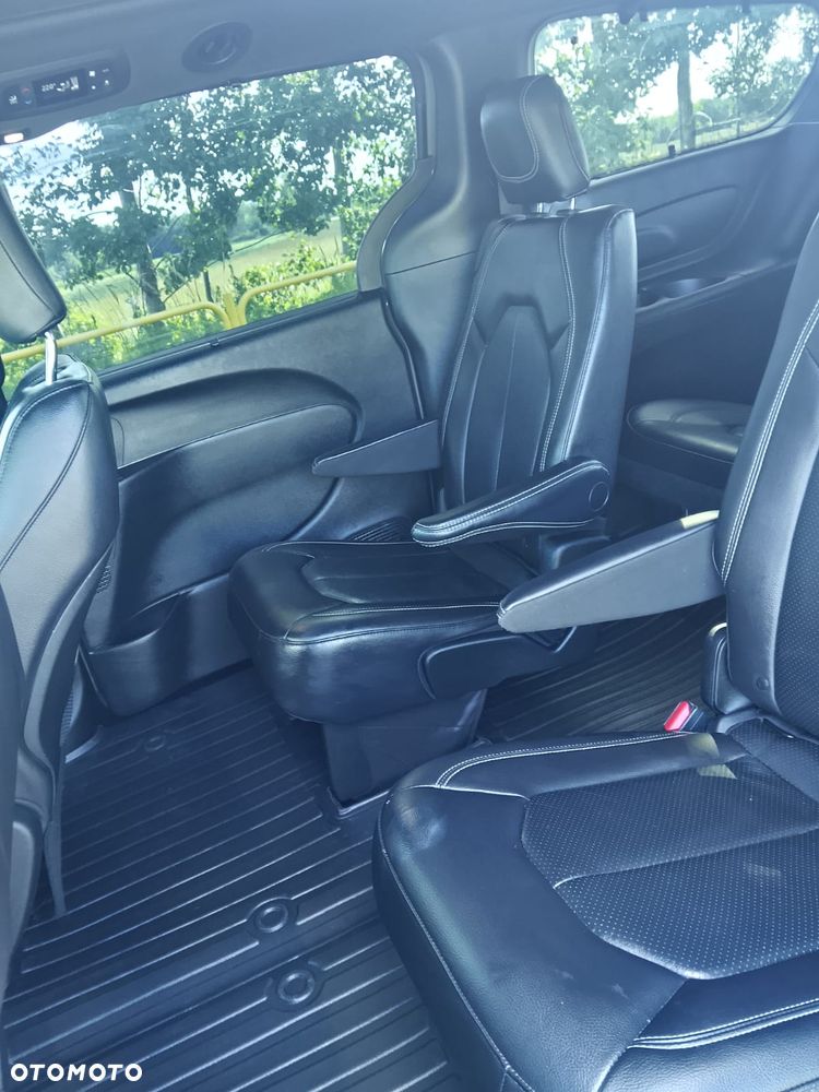 Chrysler Pacifica - 12