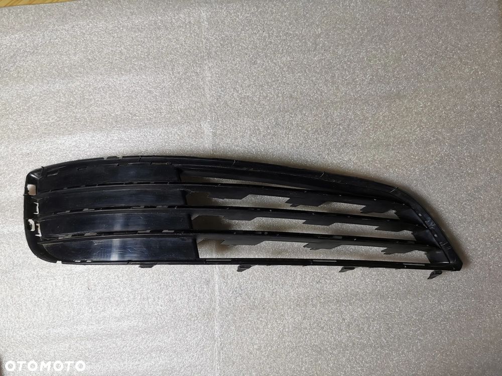 Audi A8 D4 10-13 Kratka zderzaka prawa prawy przód halogenu 4H0807680E