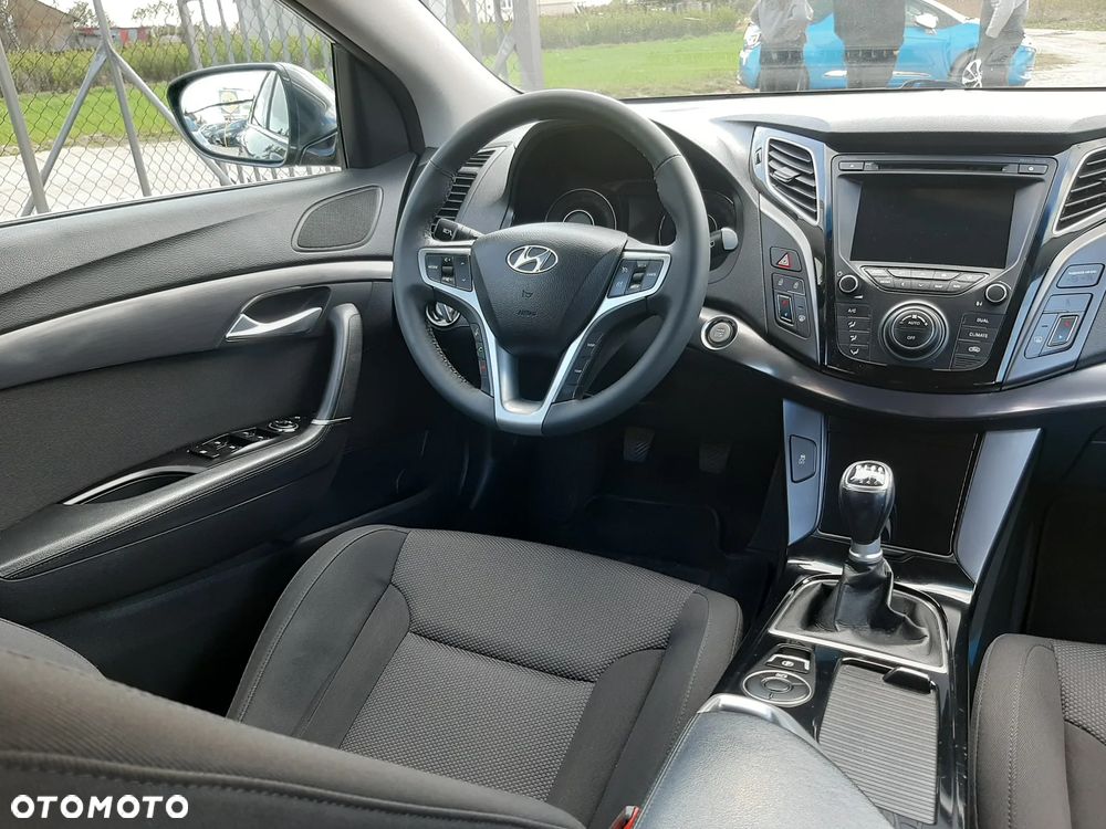 Hyundai i40 Kombi blue 1.6 Family - 19