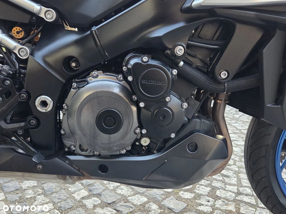 Suzuki GSX - 11