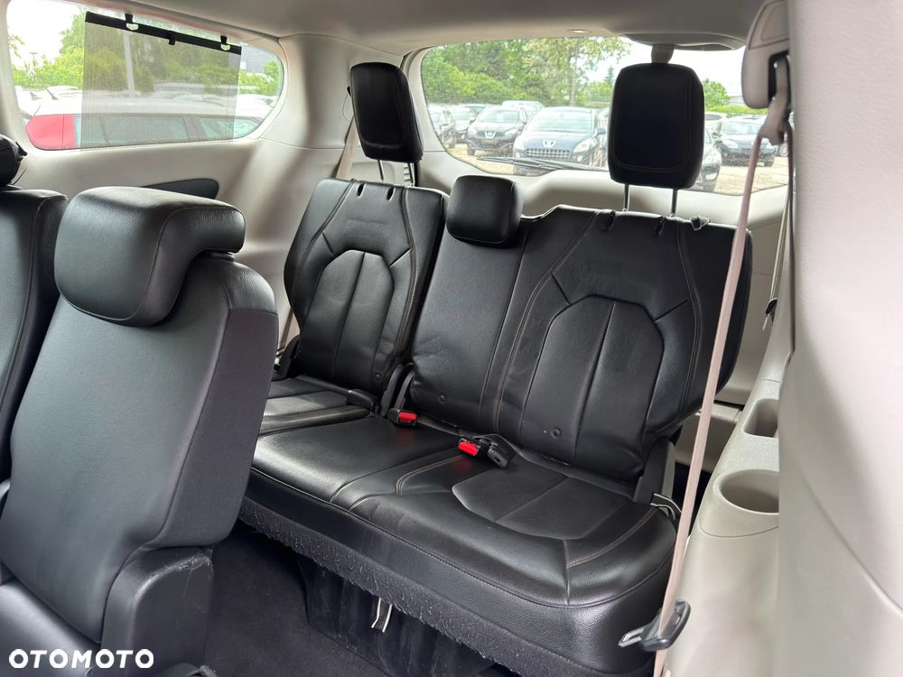 Chrysler Pacifica - 26