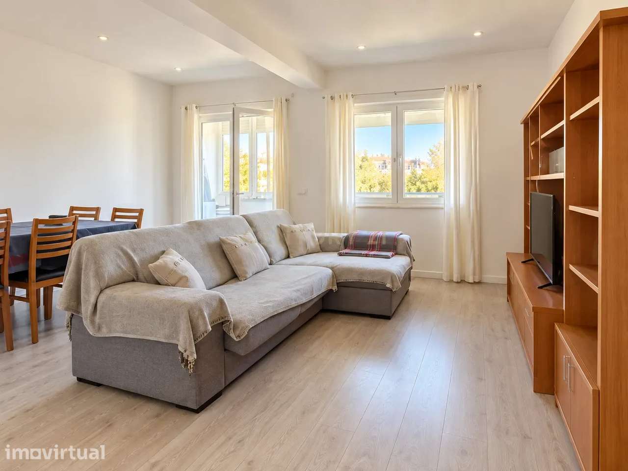 Apartamento T3 remodelado e transformado em T2 no Pragal-Almada - Grande imagem: 3/20
