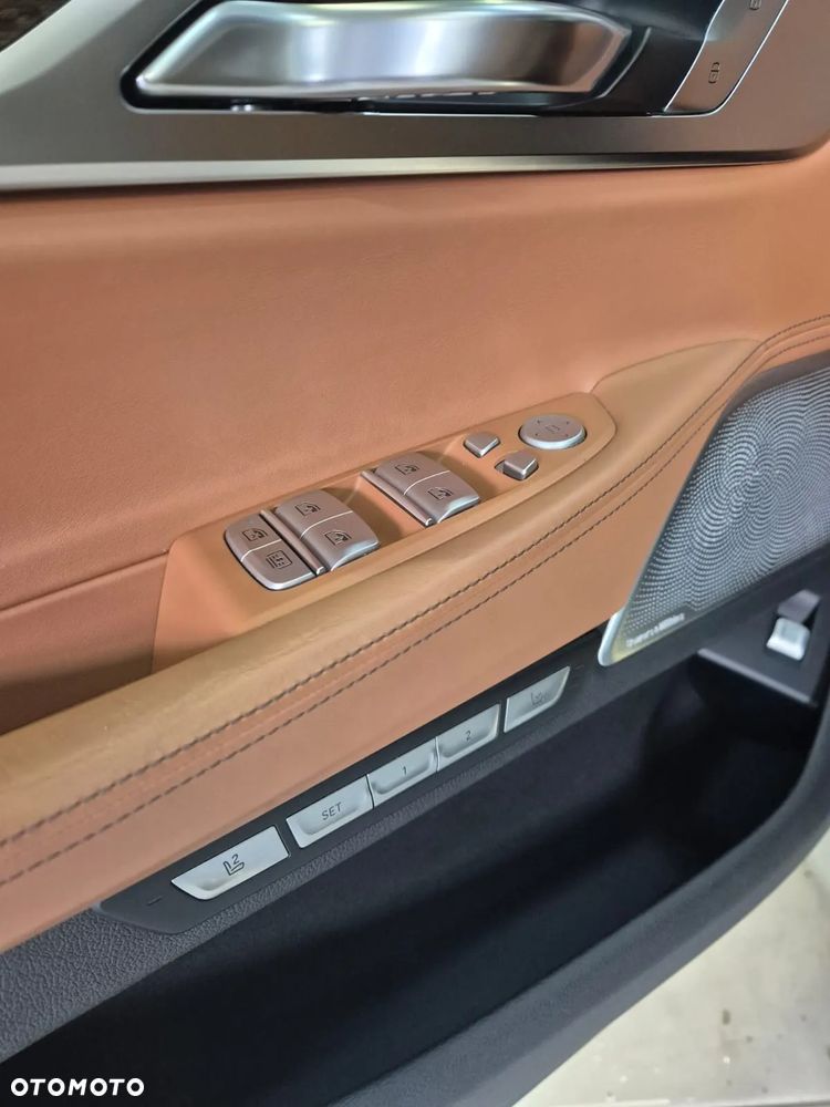 BMW Seria 7 750i xDrive - 11