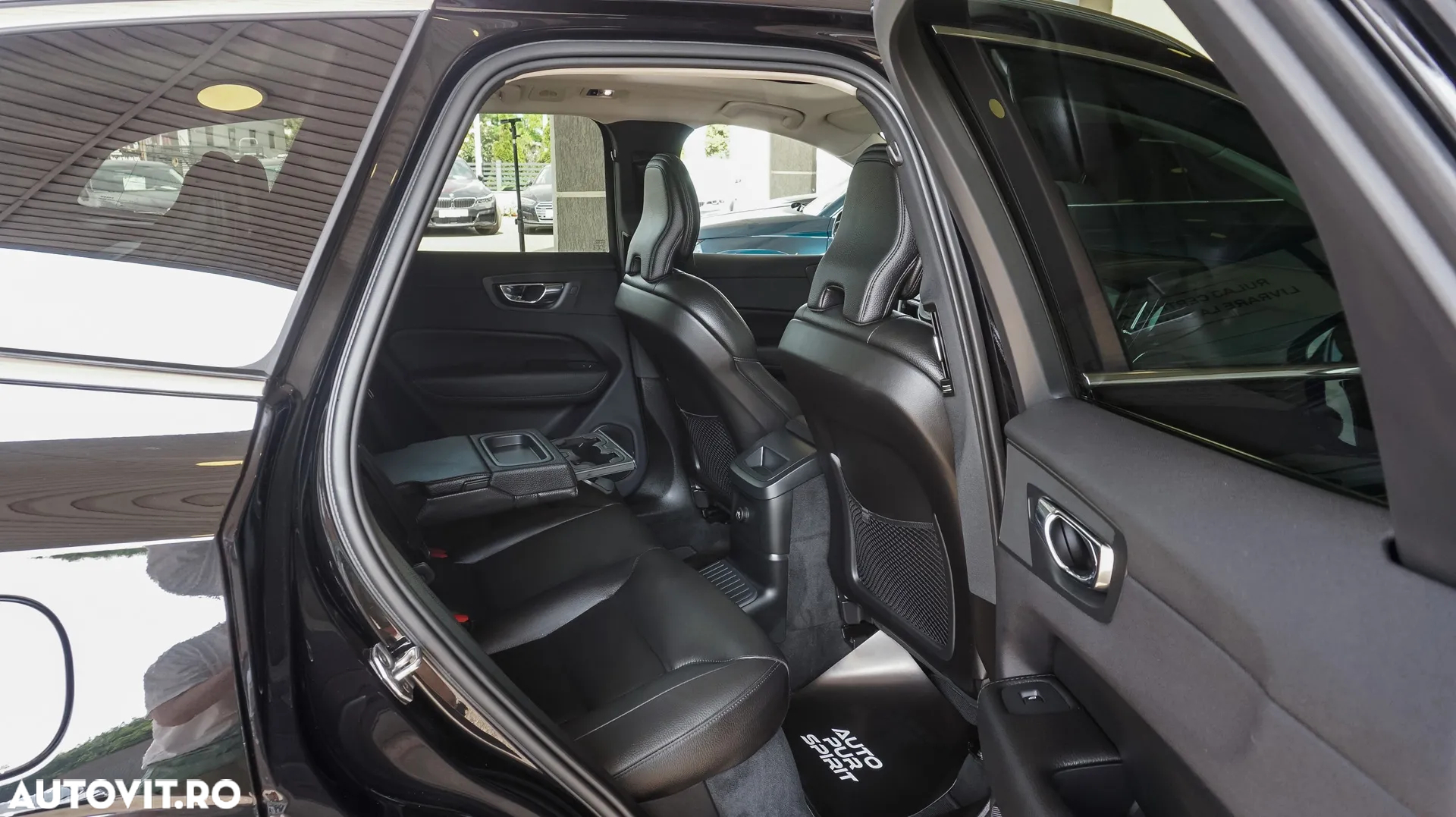 Volvo XC 60 T8 Twin Engine AWD Momentum - 29