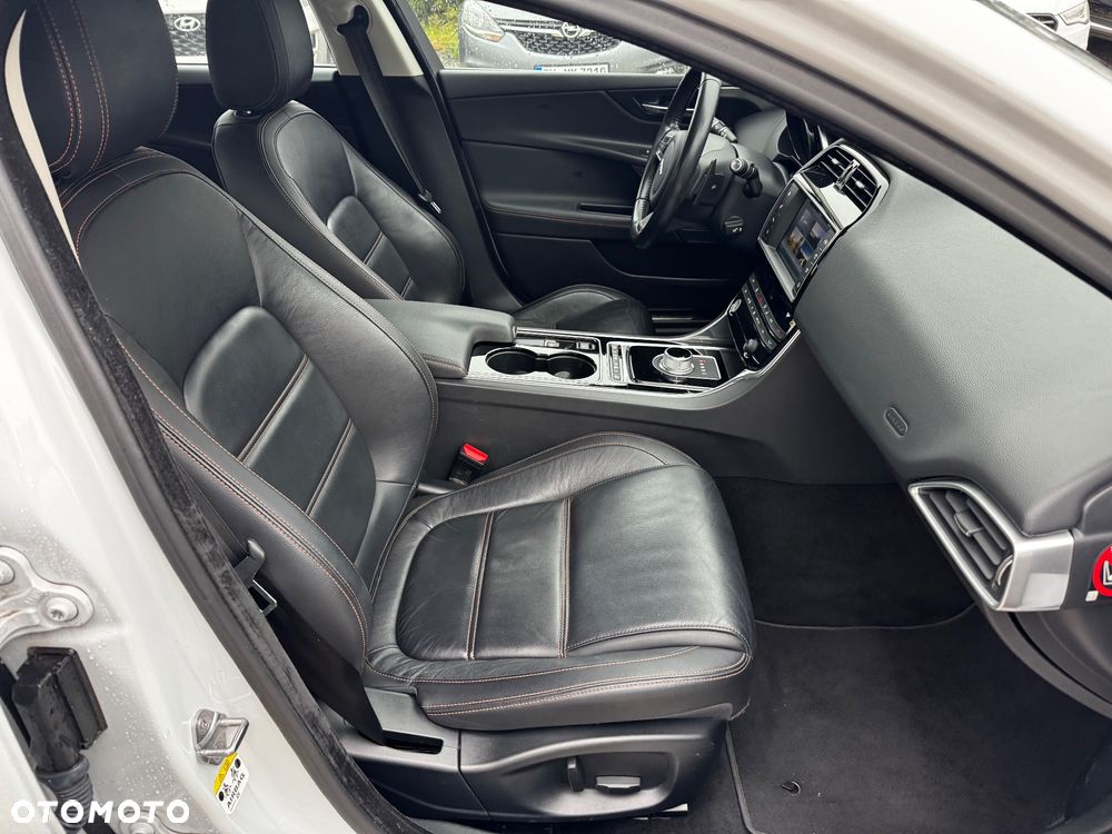 Jaguar XE 2.0 T Prestige - 31
