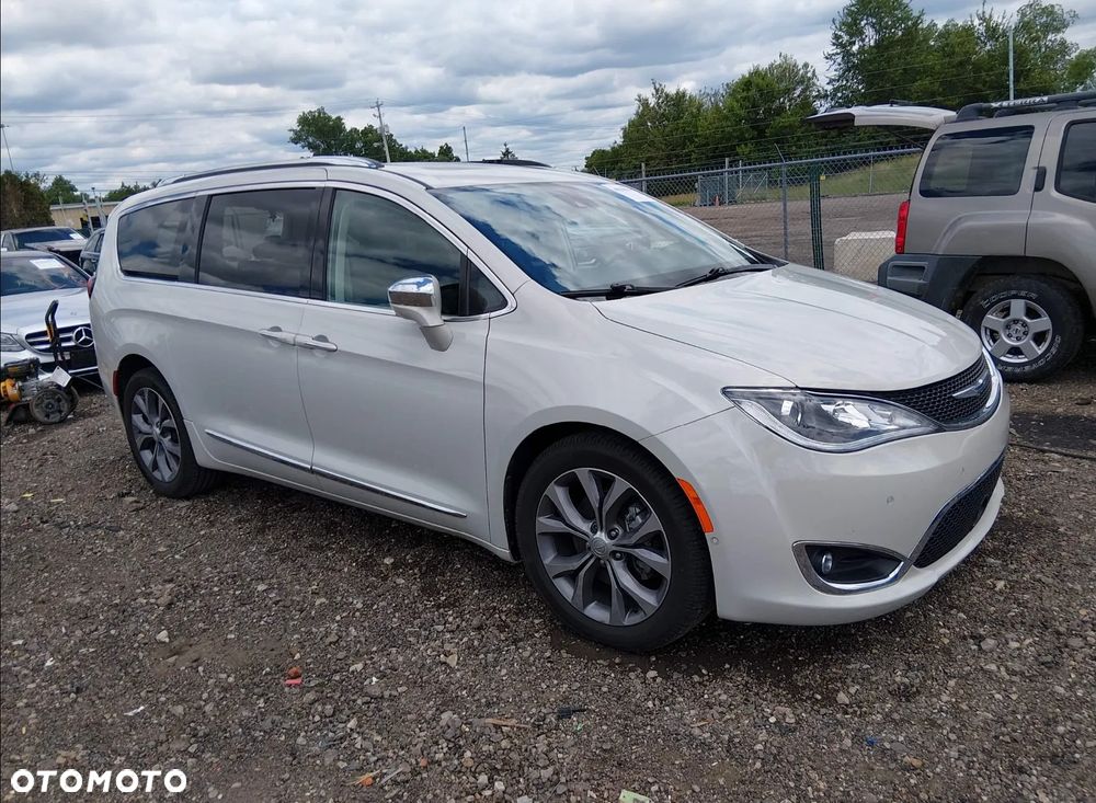 Chrysler Pacifica - 1