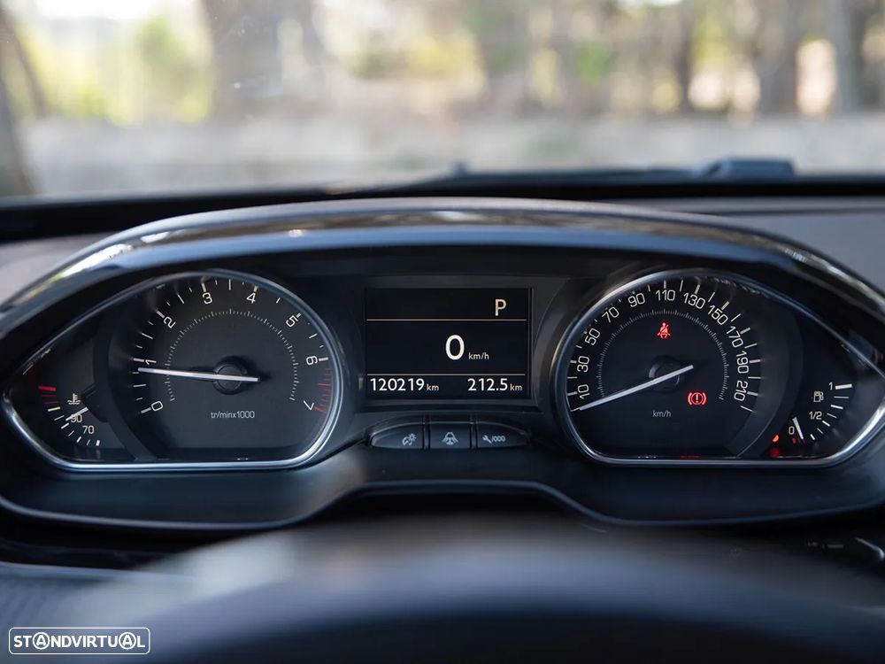 Peugeot 2008 1.2 PureTech Allure EAT6 - 23