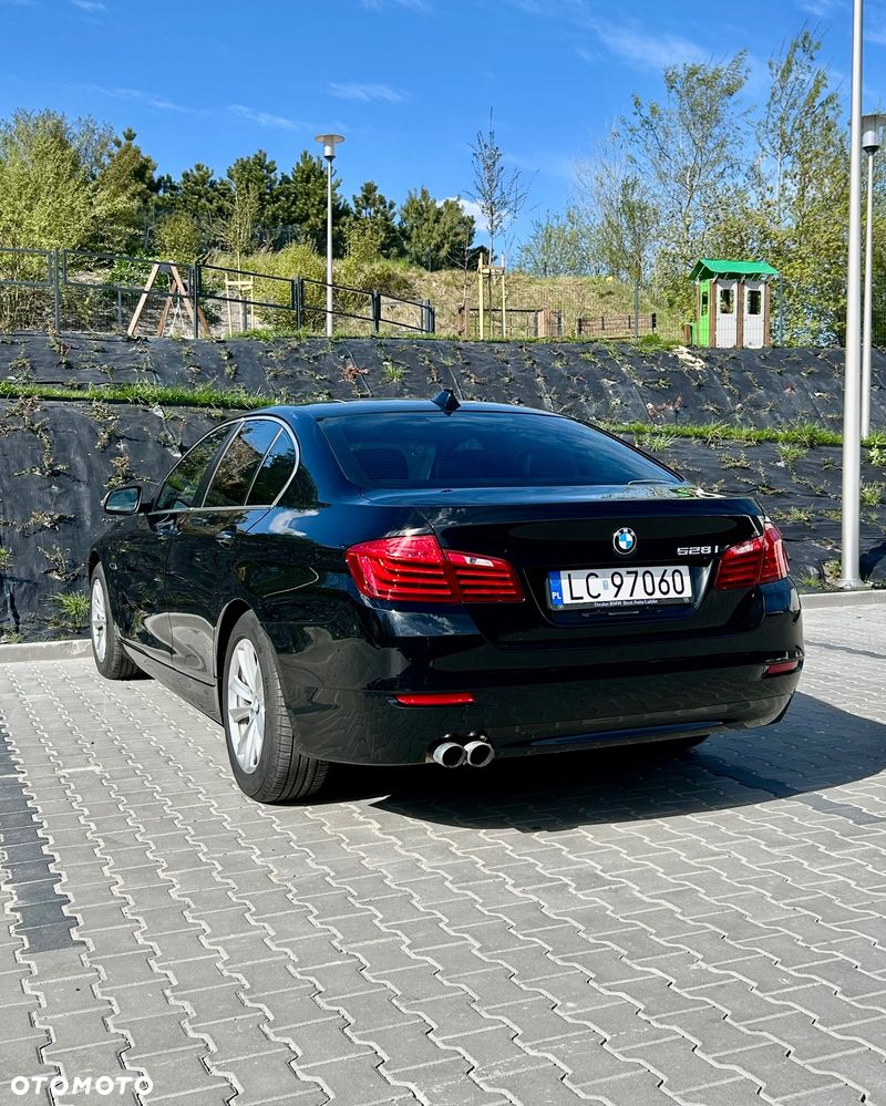 BMW Seria 5 528i Luxury Line - 12
