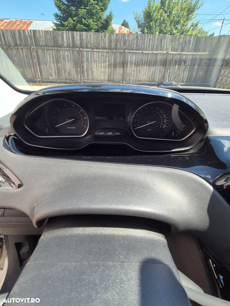 Peugeot 208 1.2 L PureTech Allure - 6