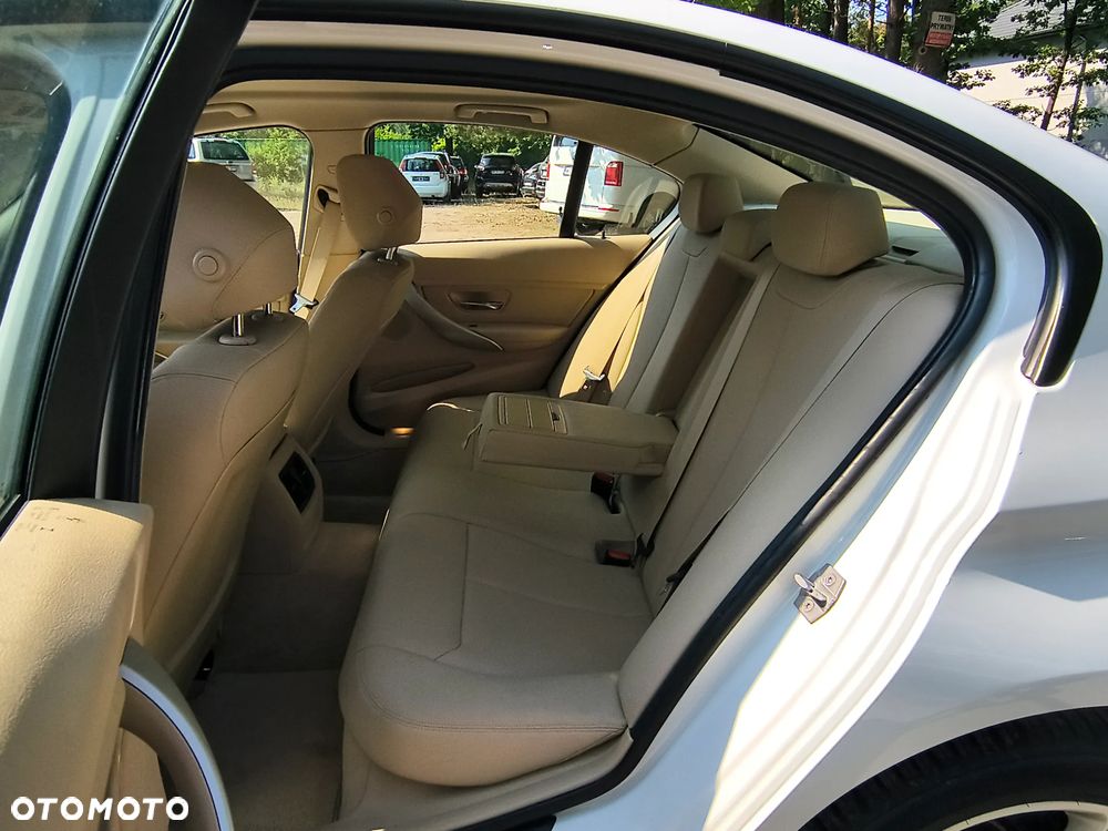 BMW Seria 3 320i Sport-Aut Luxury Line - 28