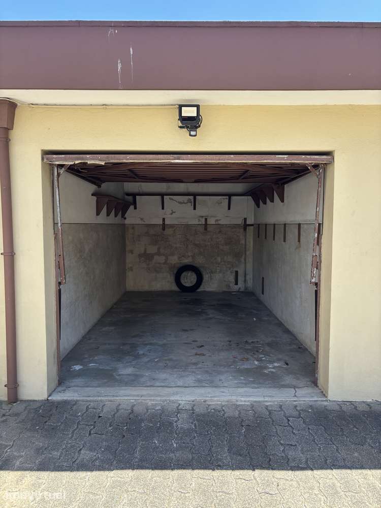 Garagem para estacionamento de viatura. - Grande imagem: 3/3