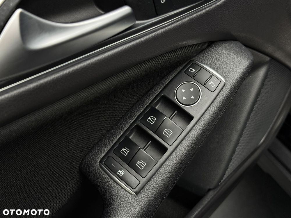 Mercedes-Benz GLA 180 7G-DCT - 22