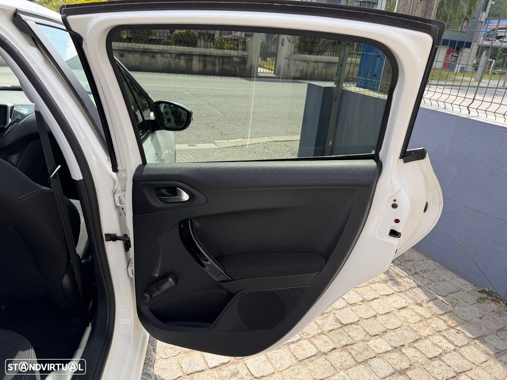 Peugeot 208 82 VTI Style — fotografia 32
