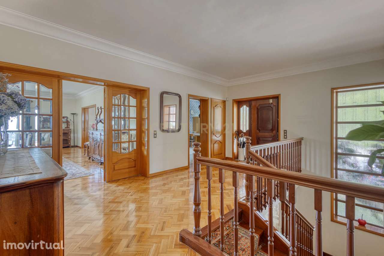 Moradia T6 Bifamiliar e Independente  em Santo Ovídio, na zona nobre d - Grande imagem: 3/44
