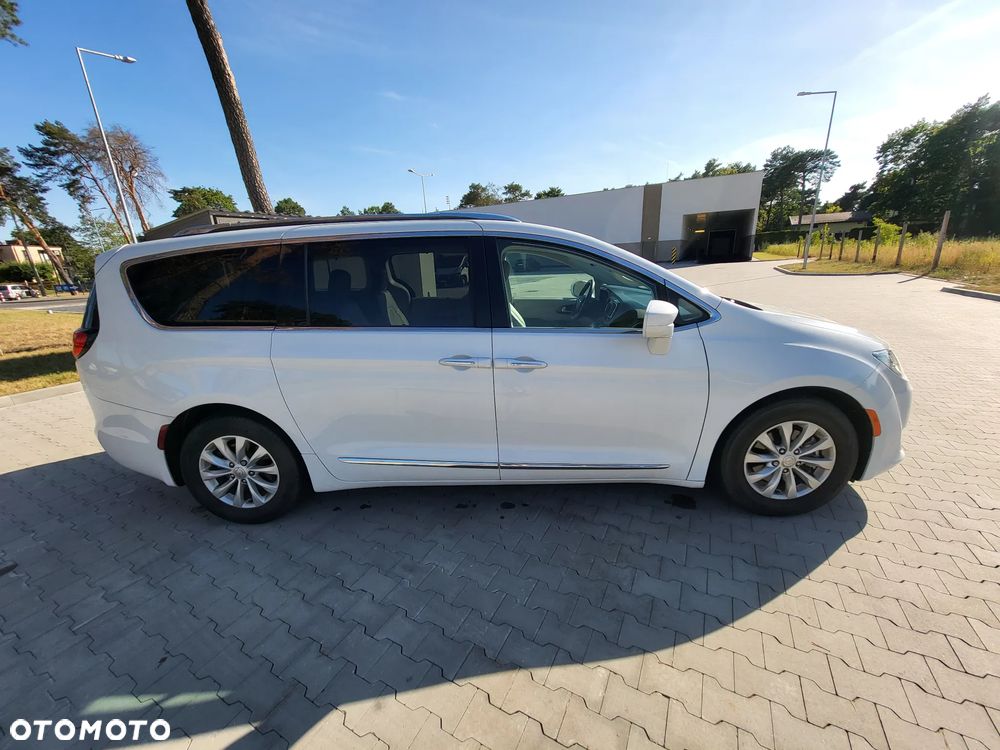 Chrysler Pacifica - 5