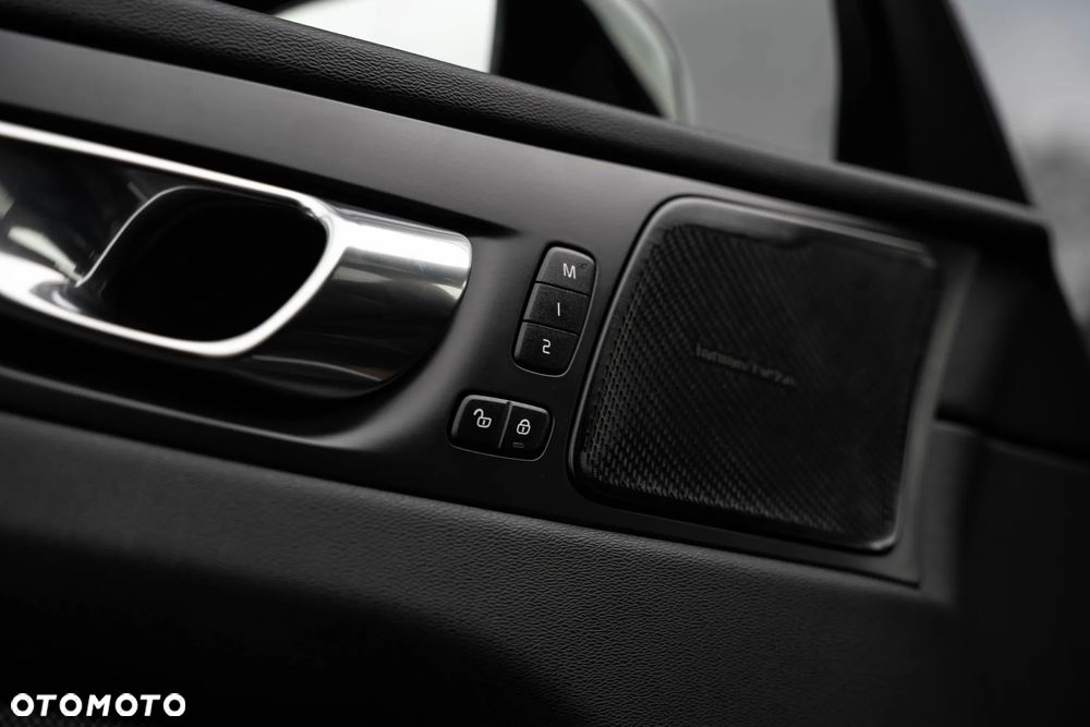 Volvo XC 60 T6 AWD Plug-In Hybrid R-Design - 20