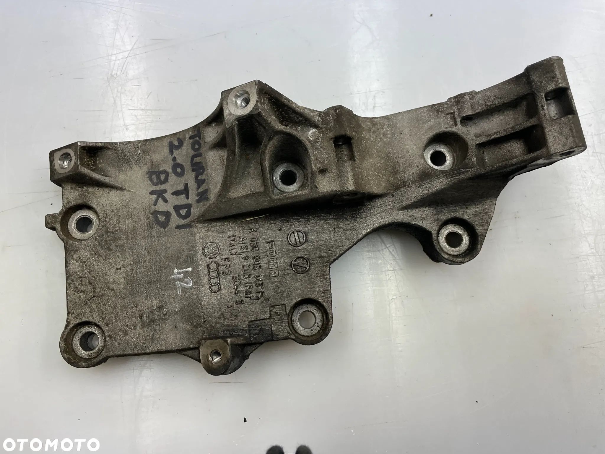 Łapa alternatora vw Touran I Golf V Audi A3 8P 2.0TDI BKD 03G903143F - 1