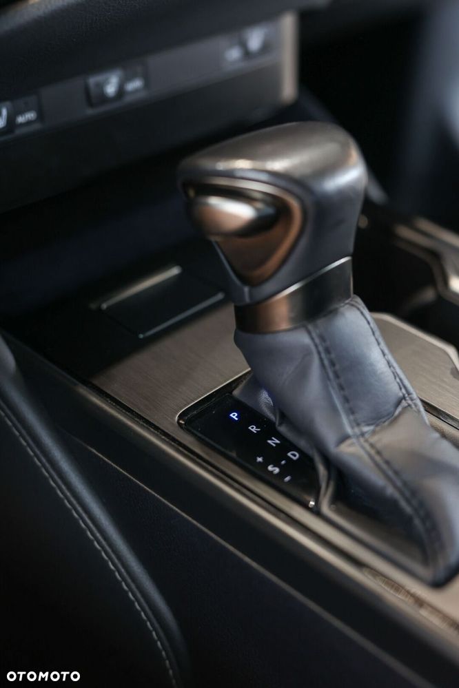 Lexus ES 300h Business Edition - 29