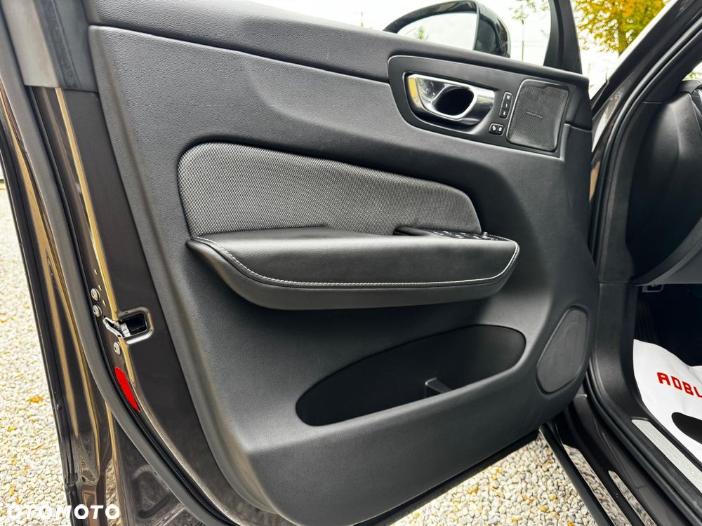 Volvo XC 60 B4 D AWD Plus Dark - 25