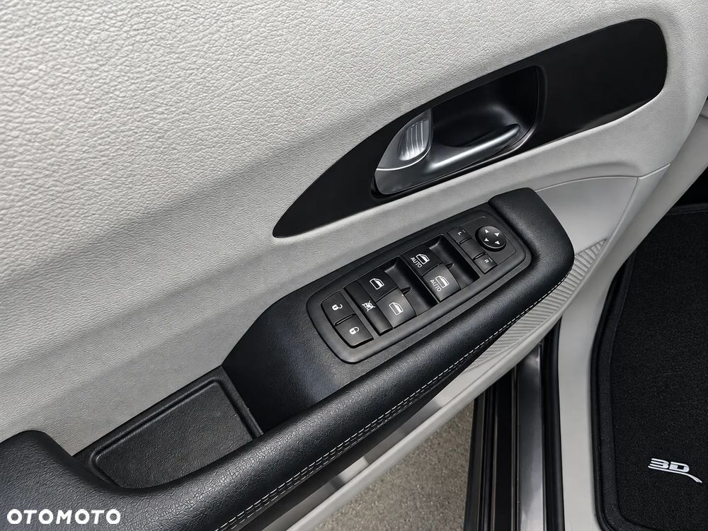 Chrysler Pacifica - 10