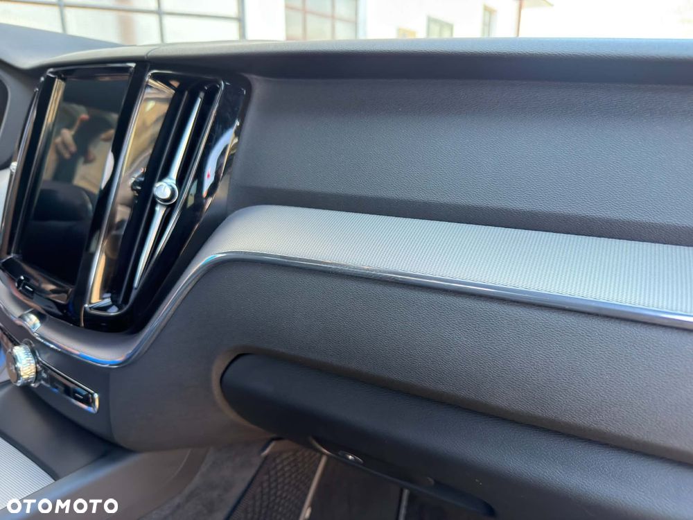 Volvo XC 60 T4 R-Design - 32