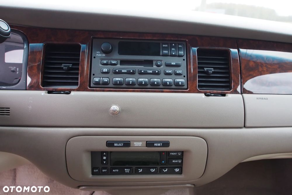 Lincoln Town Car - 33