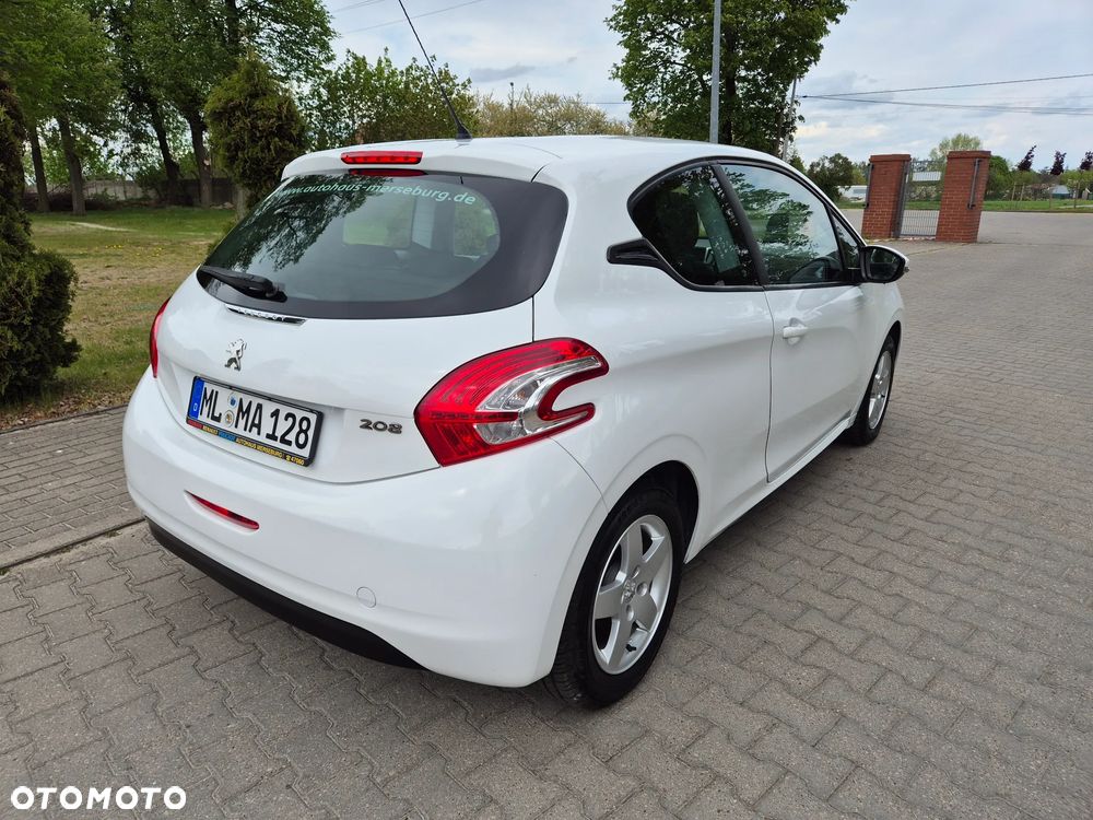 Peugeot 208 - 8