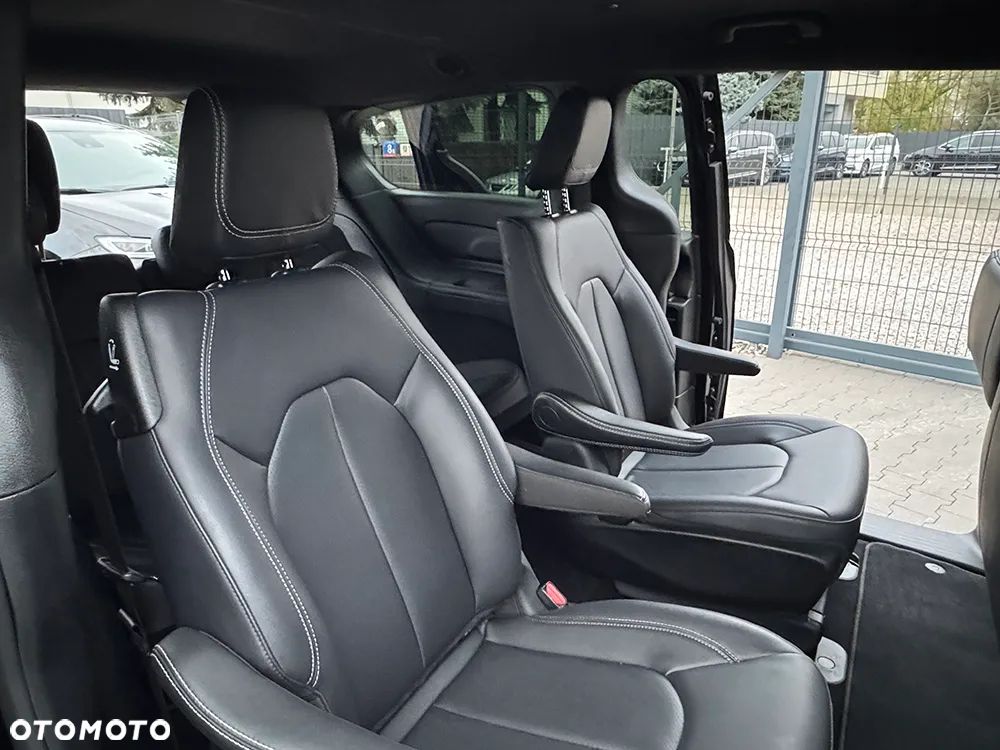 Chrysler Pacifica - 12