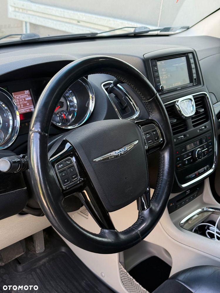 Chrysler Town & Country 3.6 Limited - 33
