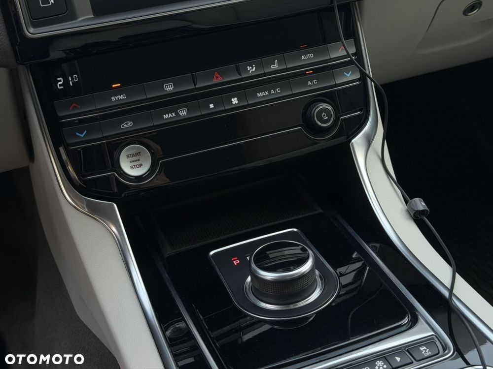 Jaguar XE 20d Pure - 15