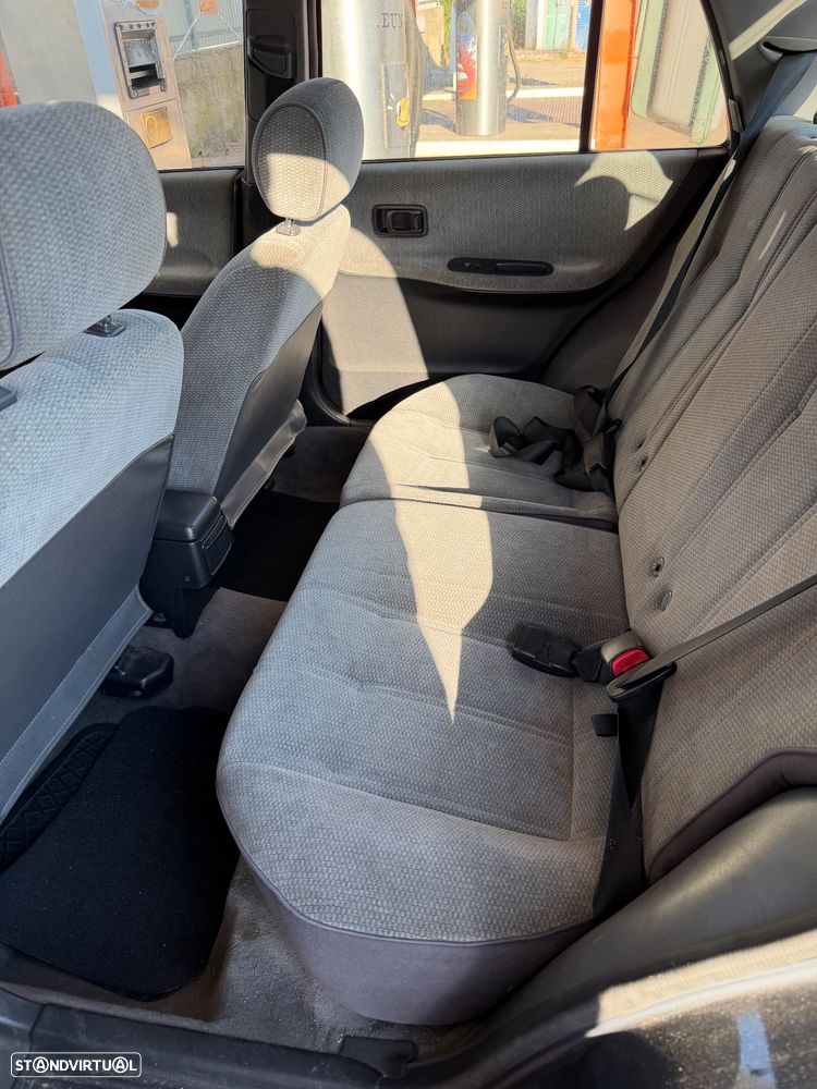 Nissan Sunny Hatchback 1.4 SLX - 4