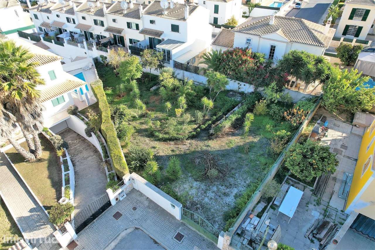 Alcantarilha: Lote para construção de moradia isolada T3 contemporânea - Grande imagem: 3/28