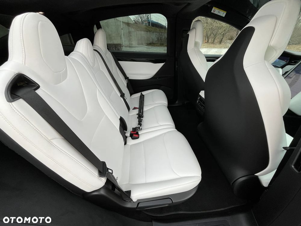 Tesla Model X - 25
