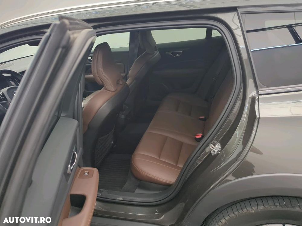 Volvo V60 B4 MHEV AT8 FWD Momentum Pro - 8