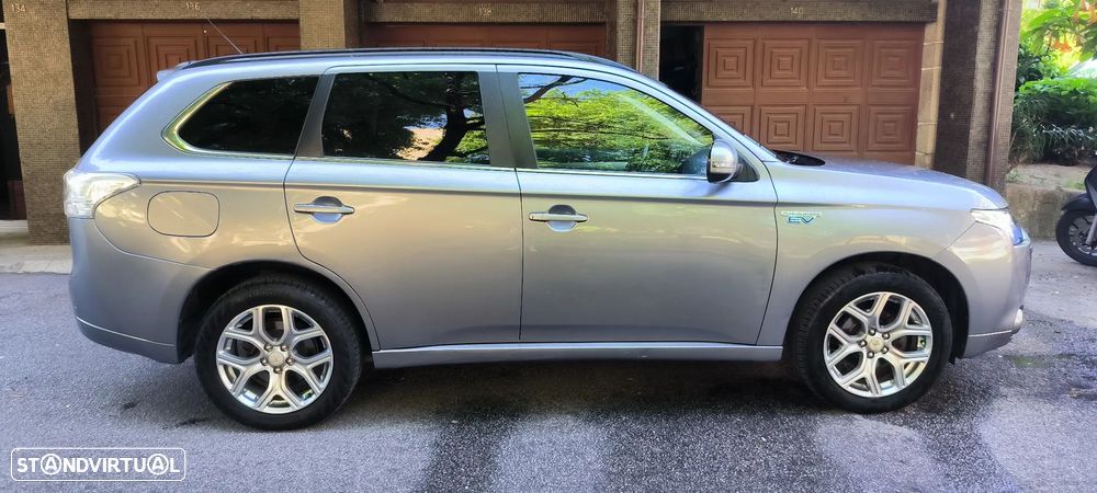 Mitsubishi Outlander 2.0 MIVEC Instyle Navi+ - 16