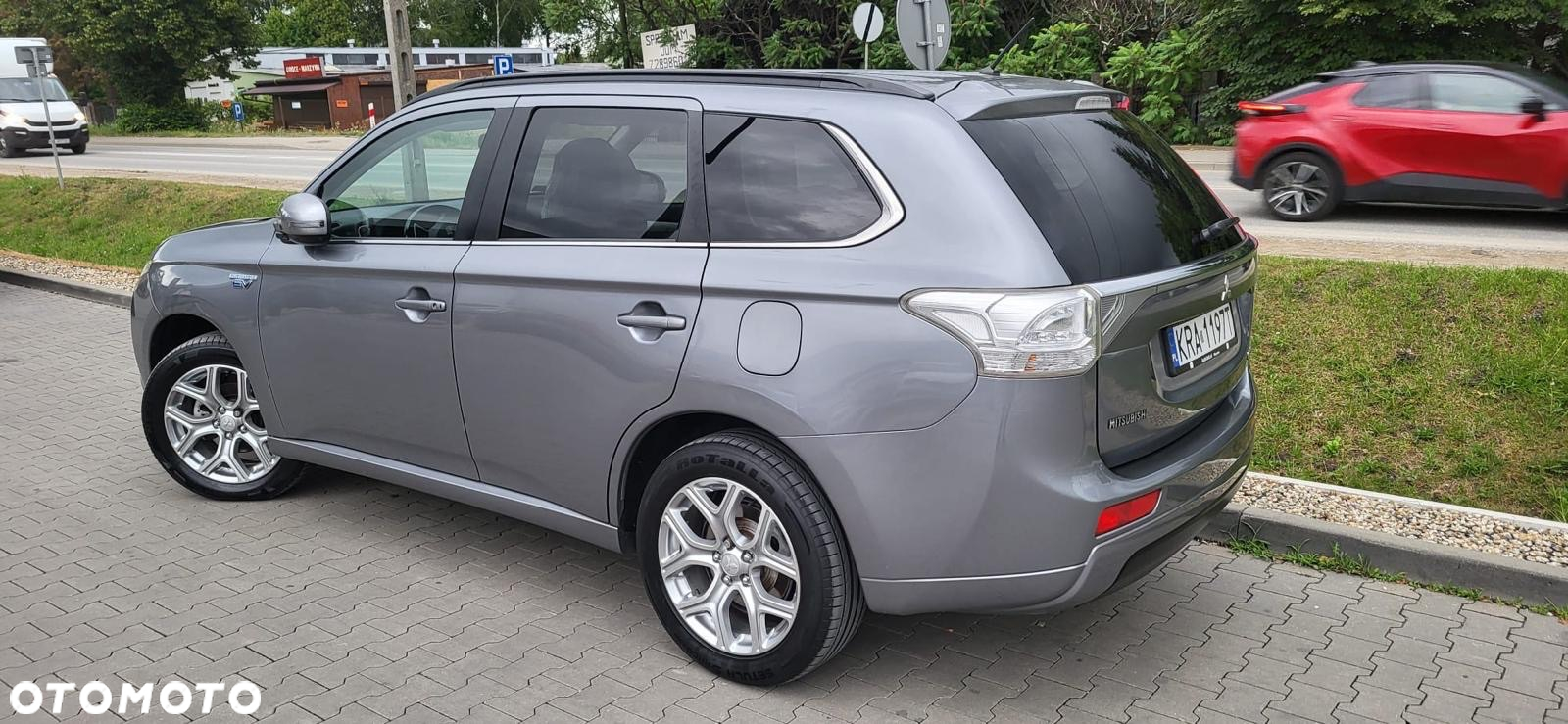 Mitsubishi Outlander 2.0 4WD Plug-In Hybrid - 2