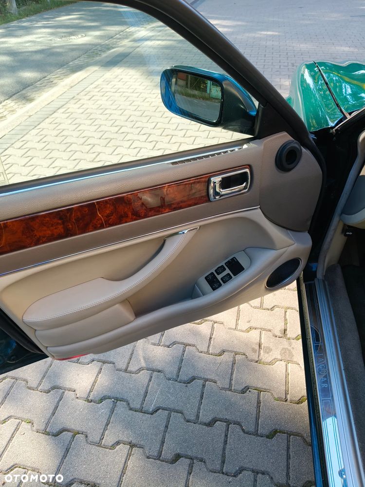 Jaguar XJ - 19