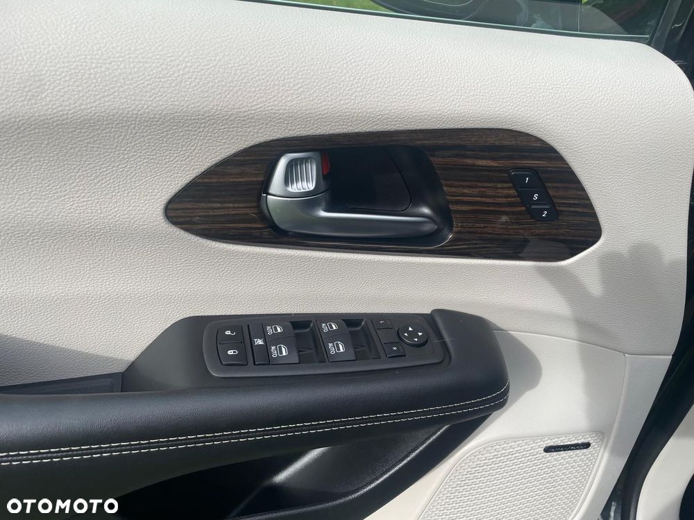 Chrysler Pacifica - 11