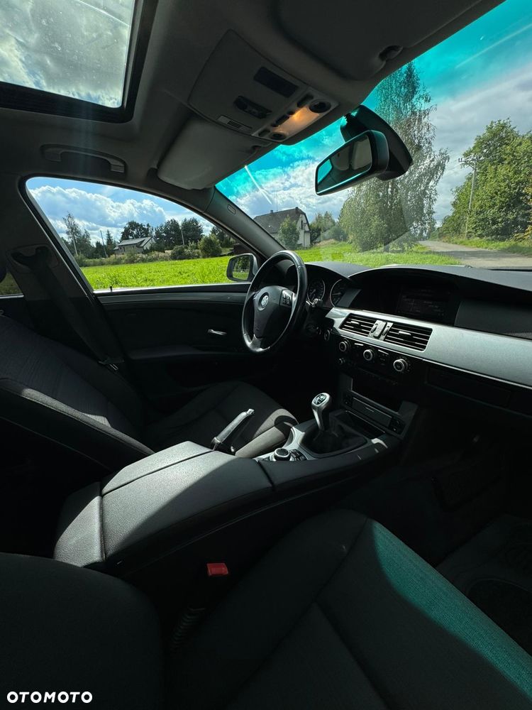 BMW Seria 5 525d xDrive - 32