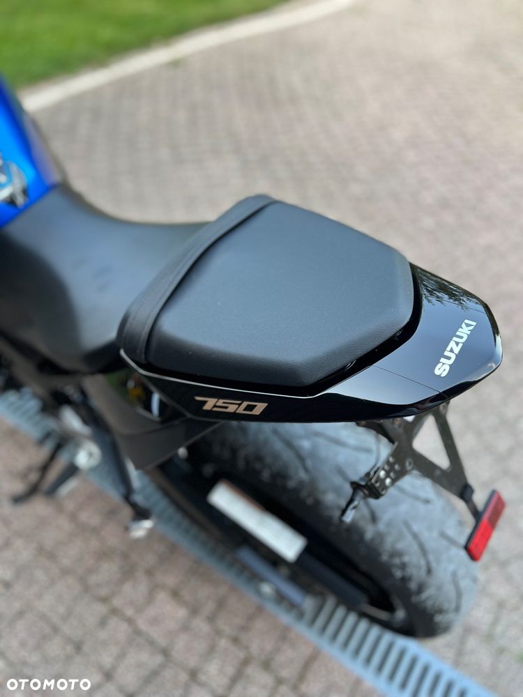 Suzuki GSR - 16