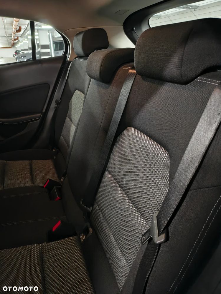 Mercedes-Benz GLA 180 - 12