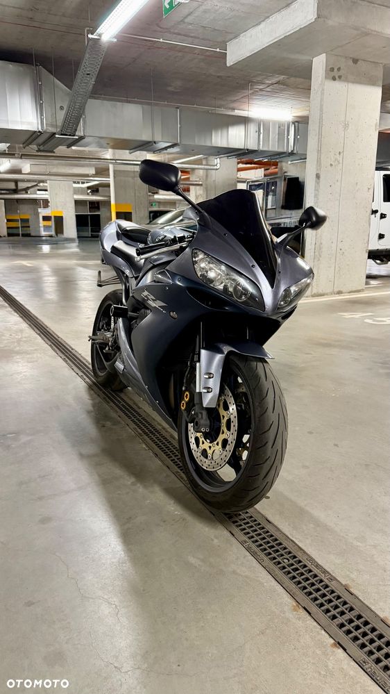 Yamaha R1 - 4