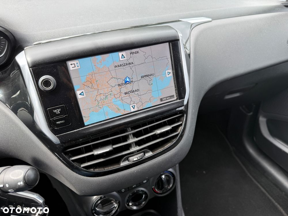 Peugeot 208 - 11