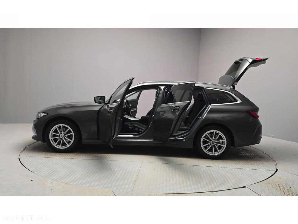 BMW Seria 3 320d xDrive mHEV - 10
