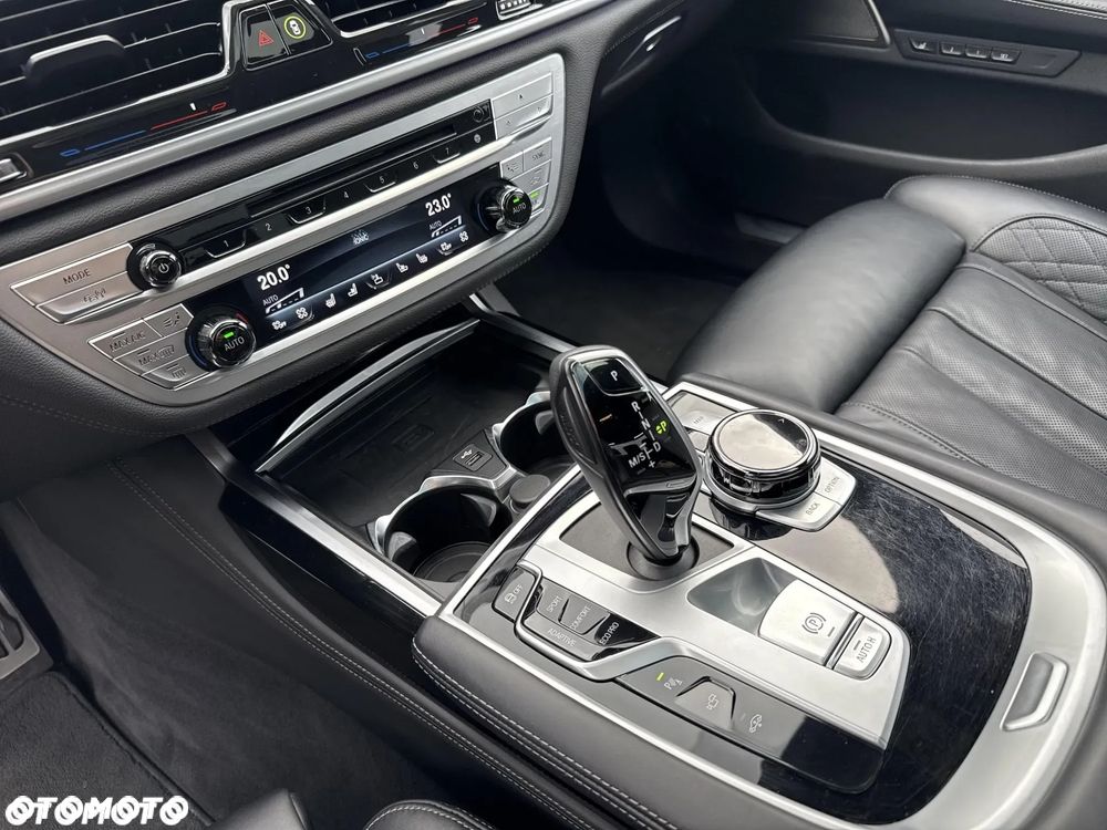 BMW Seria 7 750i xDrive sport - 13