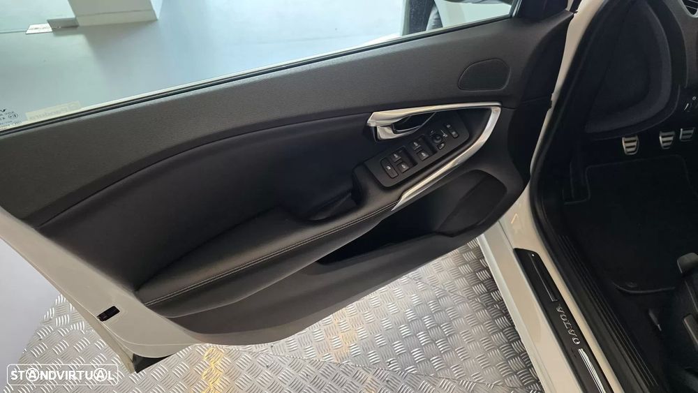 Volvo V40 2.0 D2 R-Design - 24