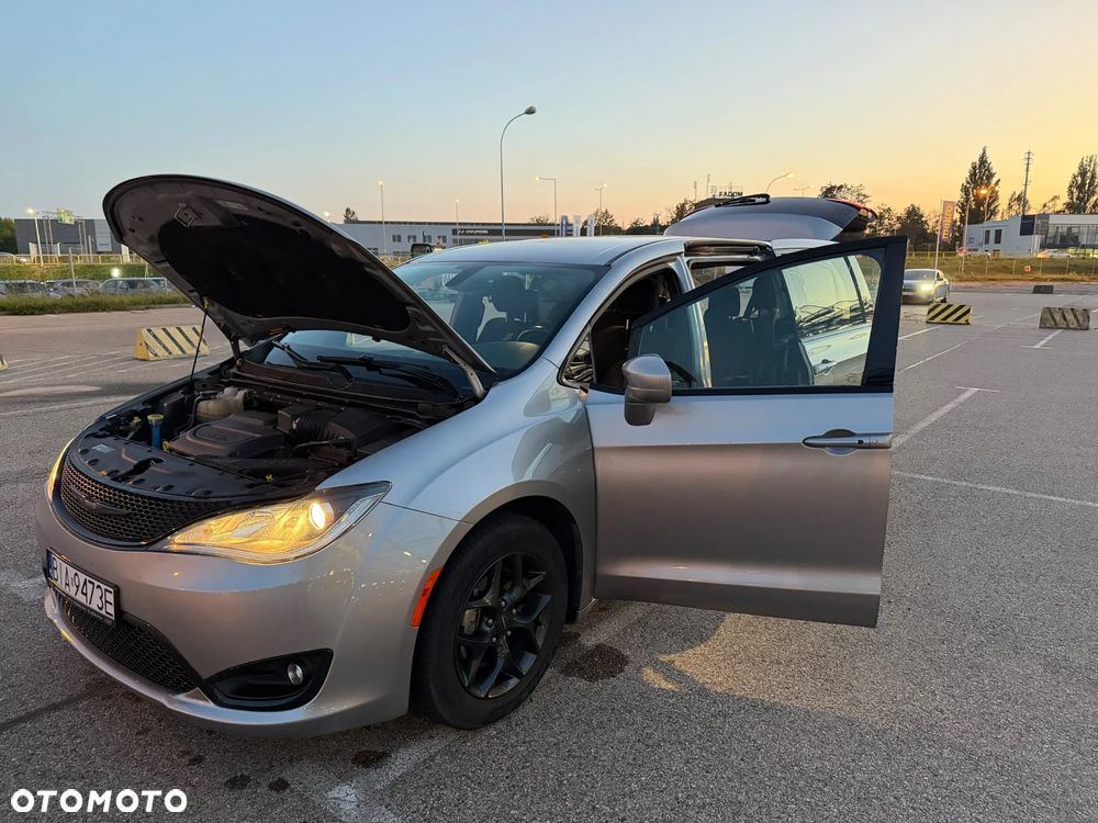 Chrysler Pacifica - 16